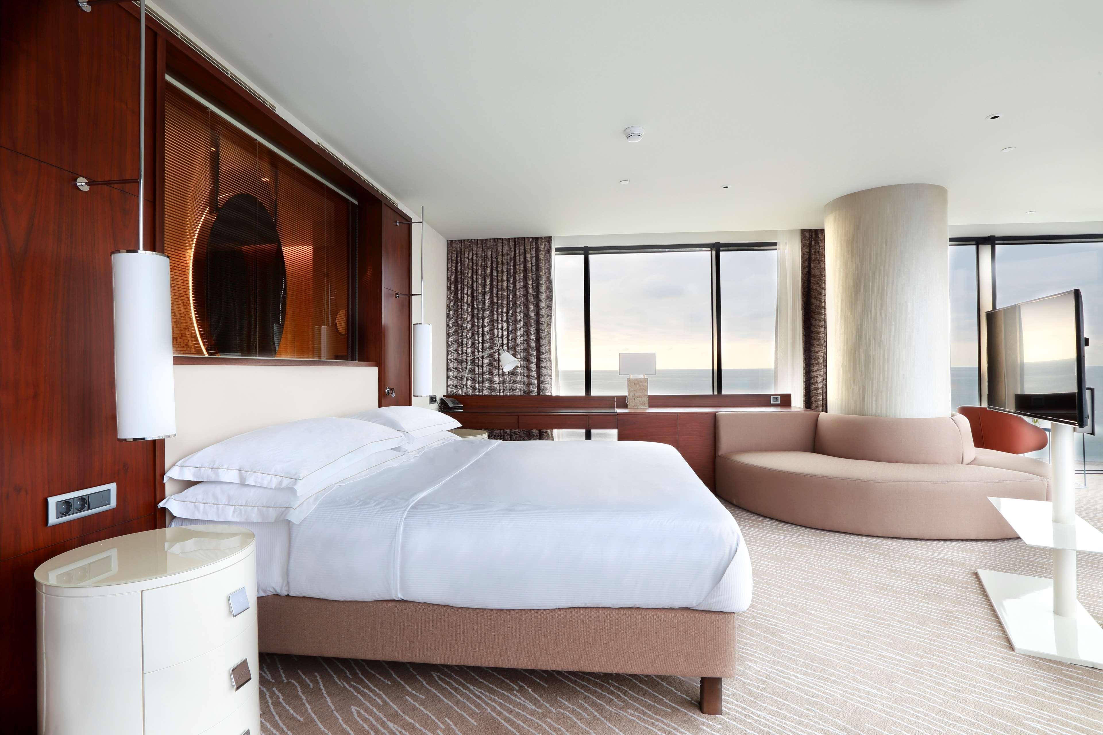 Hilton Batumi Hotell Exteriör bild A suite at the hotel