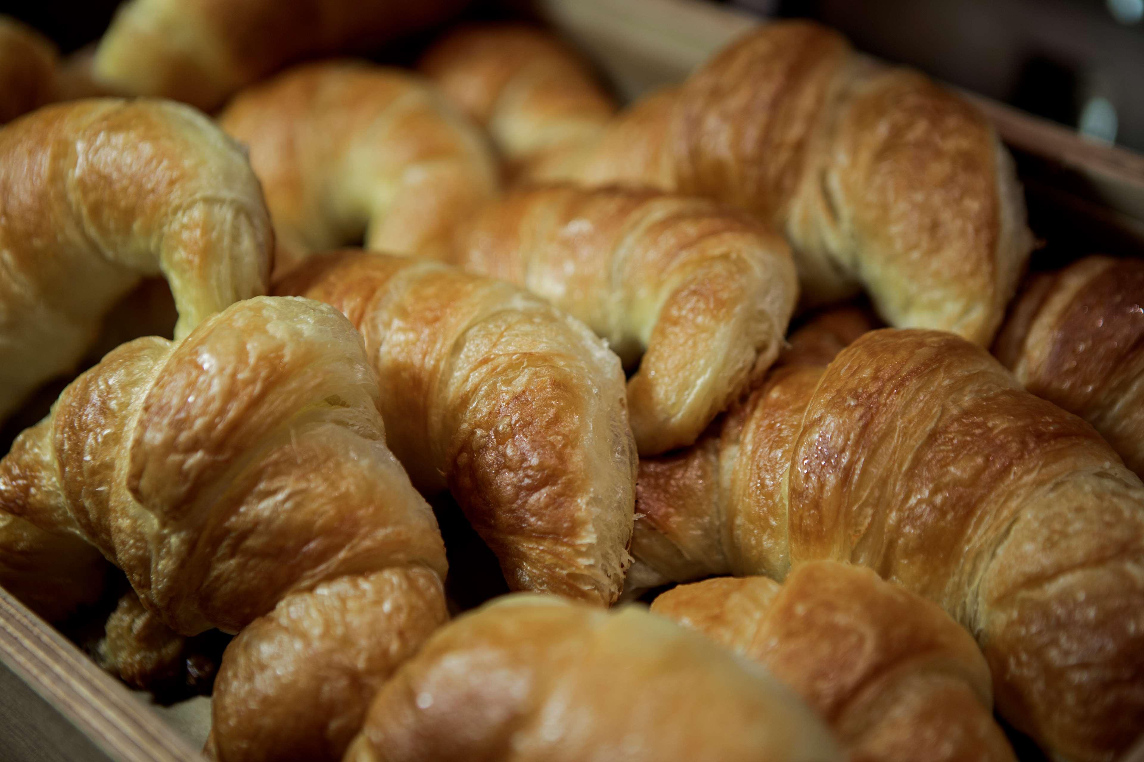 Hilton Batumi Hotell Exteriör bild Croissants