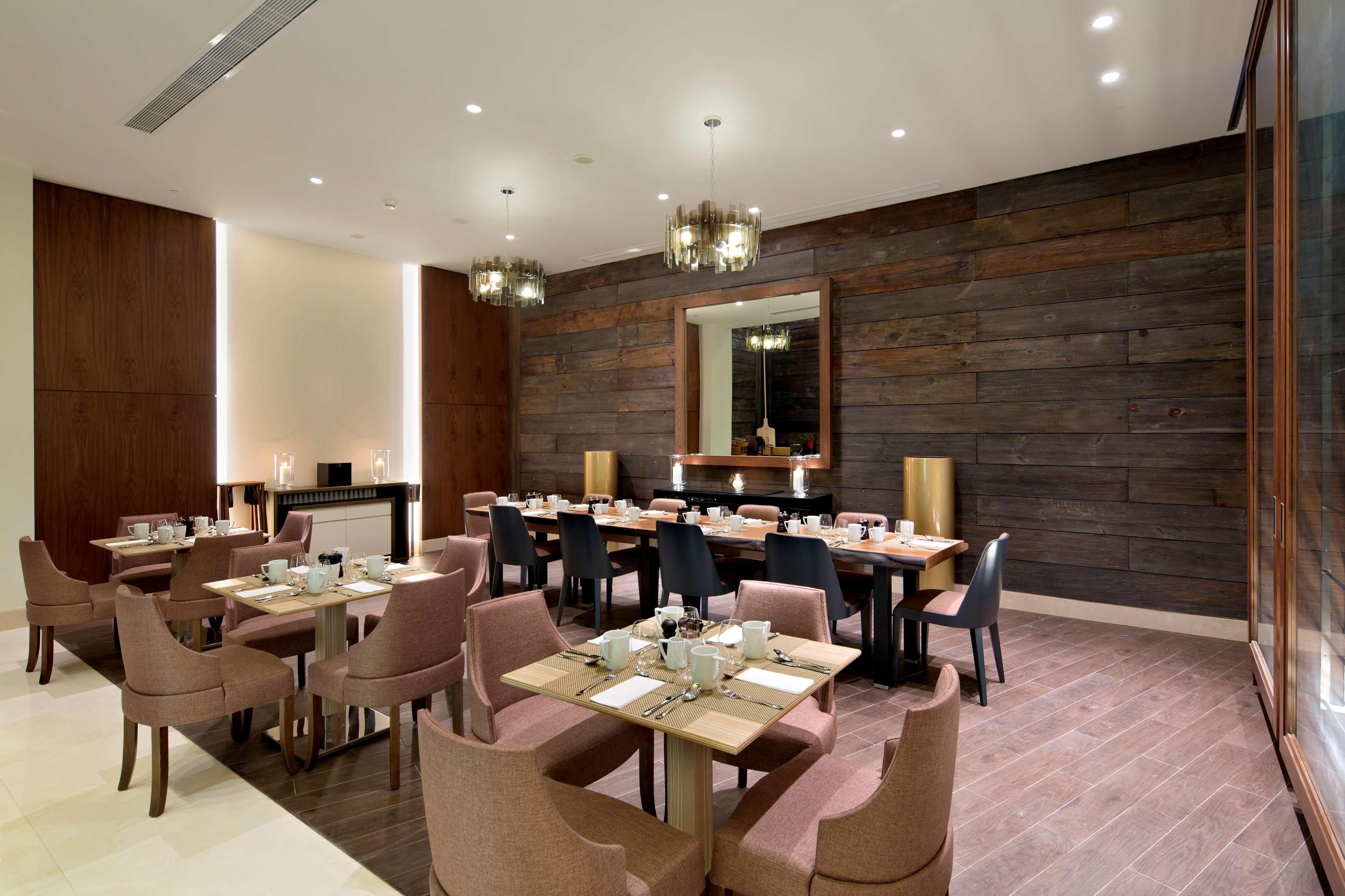 Hilton Batumi Hotell Exteriör bild The restaurant