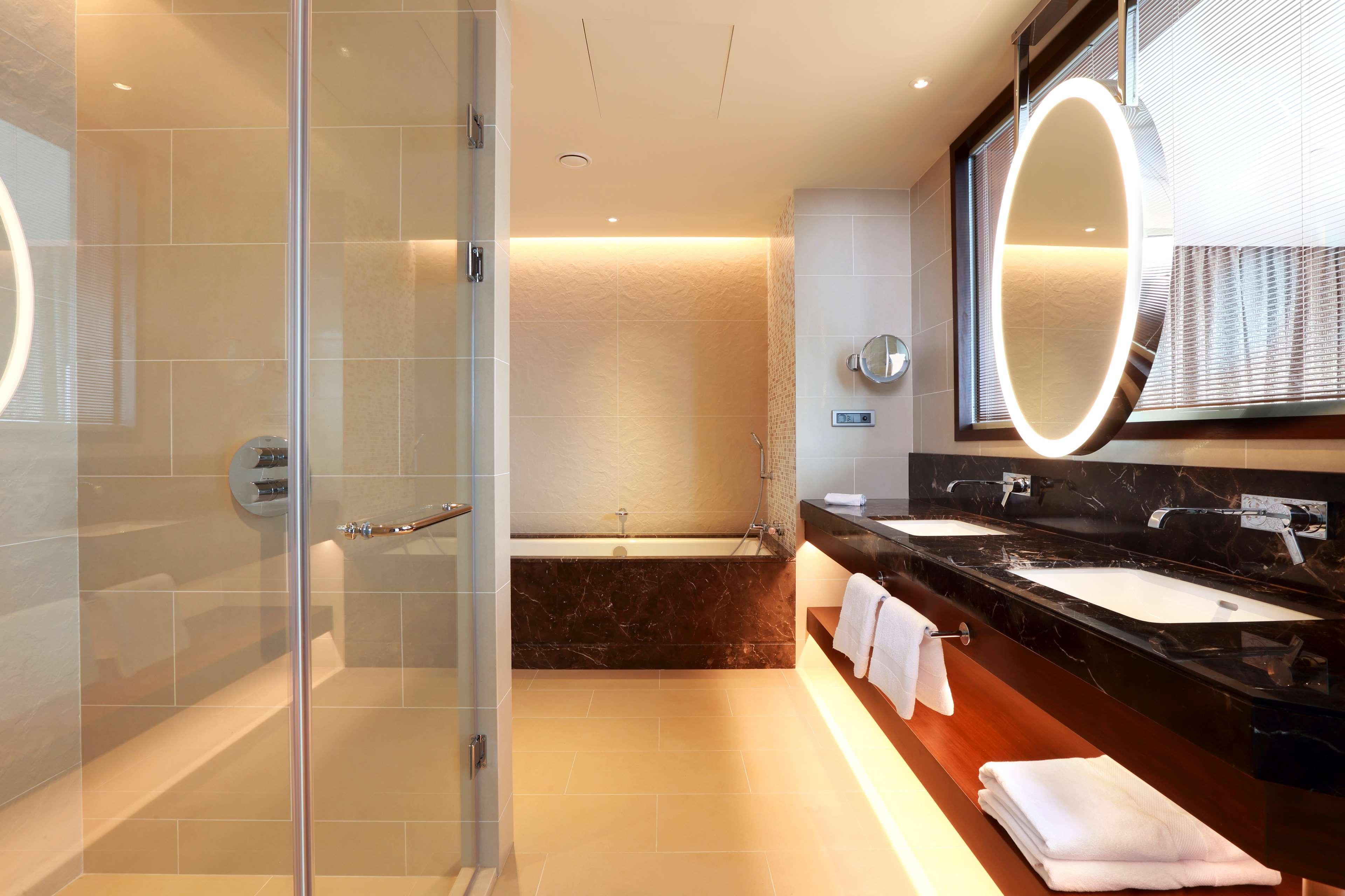 Hilton Batumi Hotell Exteriör bild Bathroom