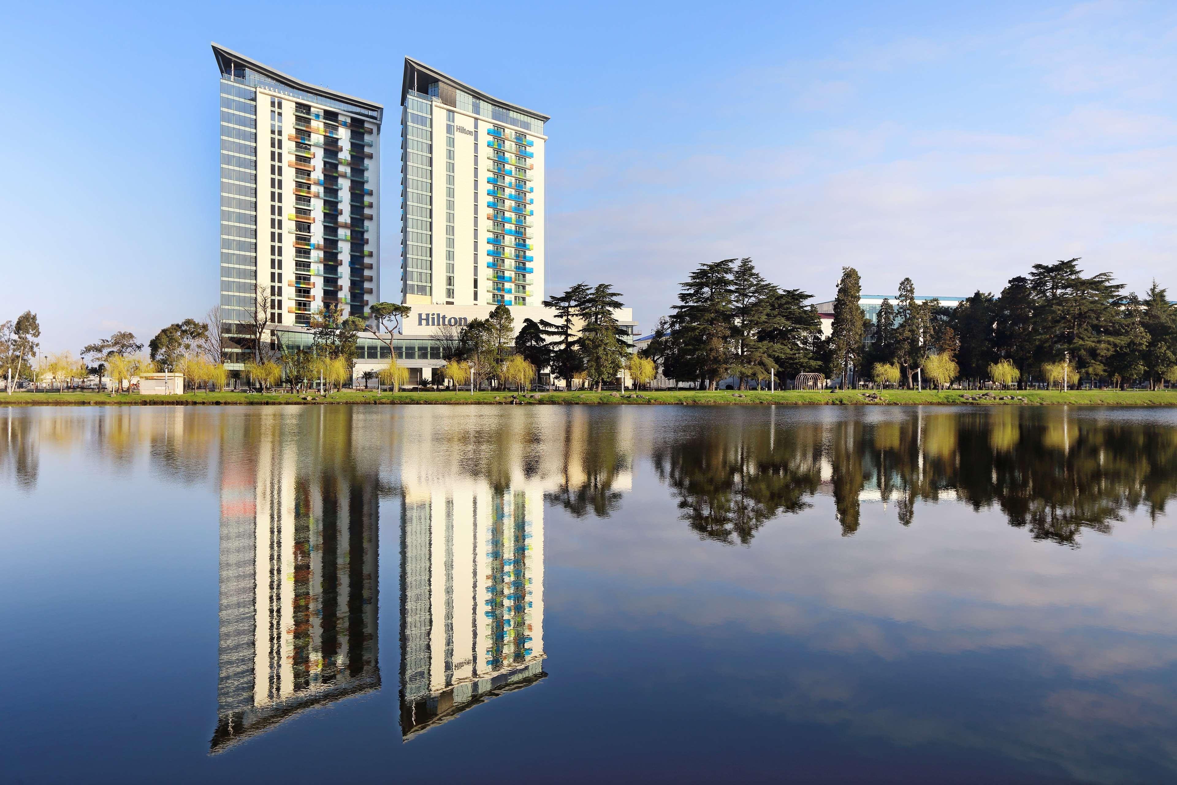 Hilton Batumi Hotell Exteriör bild The Lakes College