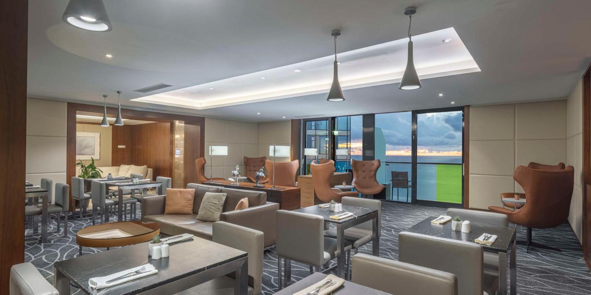 Hilton Batumi Hotell Exteriör bild The Club Lounge at the airport