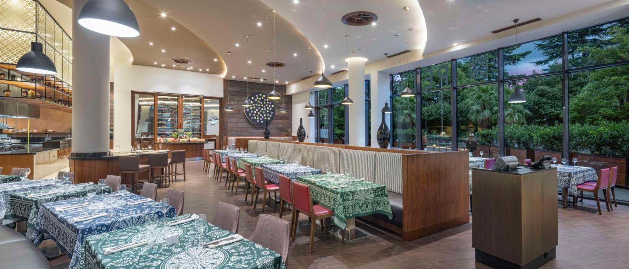 Hilton Batumi Hotell Exteriör bild The restaurant