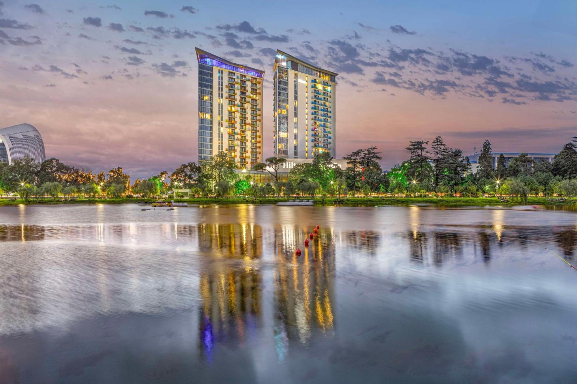 Hilton Batumi Hotell Exteriör bild The Ritz-Carlton, Lake Las Vegas