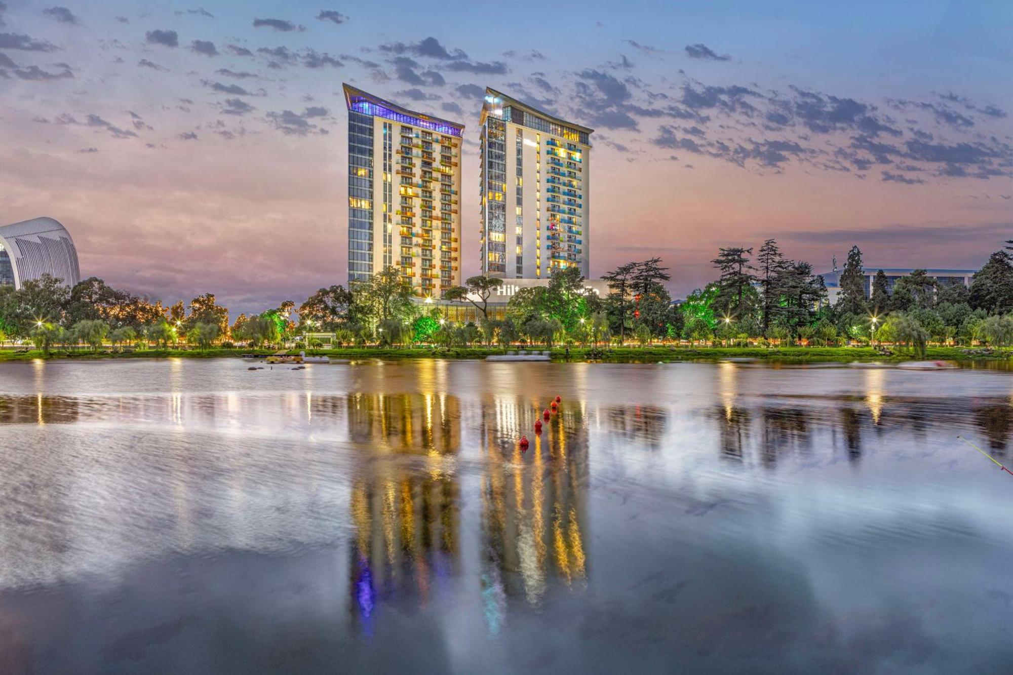 Hilton Batumi Hotell Exteriör bild