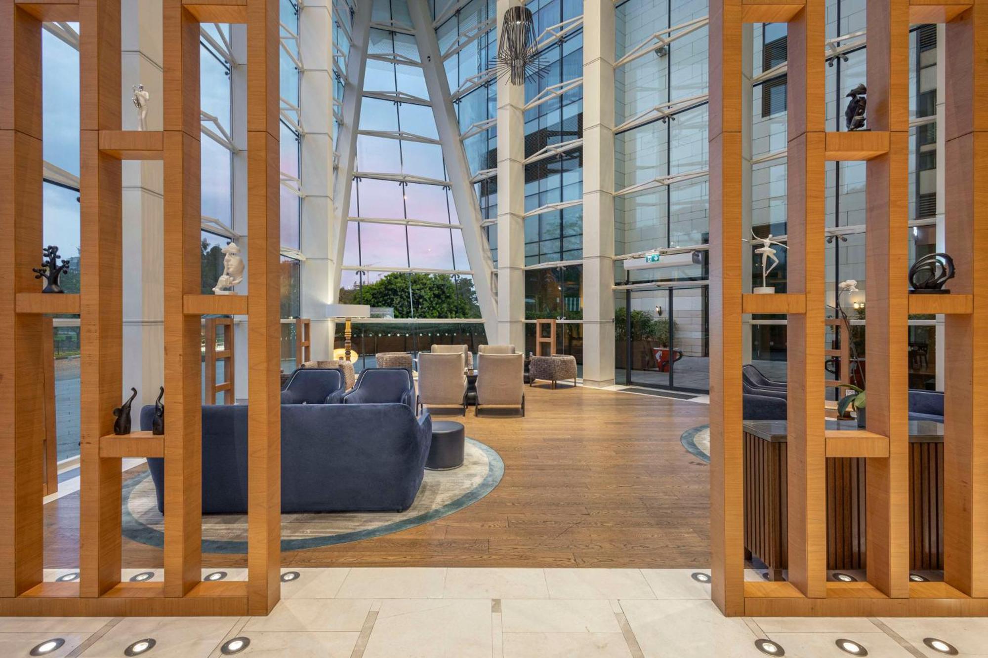 Hilton Batumi Hotell Exteriör bild The interior of the lounge